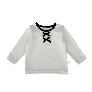 Maglia a maniche lunghe per bambina in cotone bianco con fiocchi neri e collo a contrasto