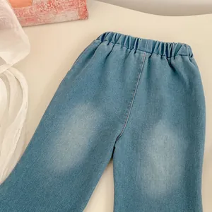 Detail der hellblauen Mädchen-Jeanshose mit elastischem Bund und gewaschener Textur