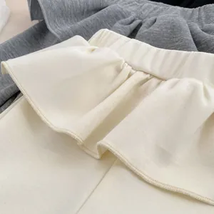 Leggings a zampa per bambine con gonna a strati e vita a balze in cotone crema e grigio