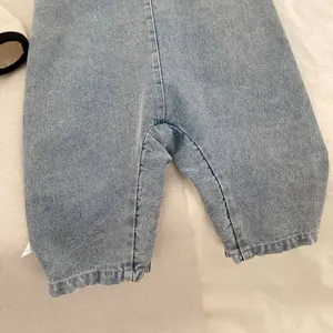 Dettaglio ravvicinato del tessuto denim azzurro e etichetta di lavaggio per bambini