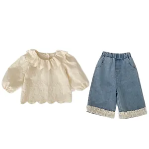 Completo bimba con camicia ricamata a balze e pantaloni di jeans con bordo in pizzo