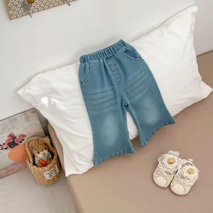 Detail von hellblauen Schlagjeans für Mädchen mit elastischem Bund und praktischen Taschen