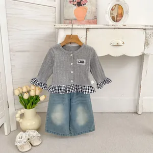 Meisjes gebreid grijs vest met ruitjeszoom en lichtblauwe wijde jeans kledingset
