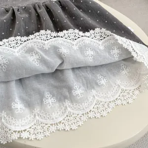 Vestido gris de lunares para niña con dobladillo de encaje blanco y bordado floral