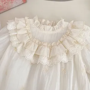 Frühlings-Baby-Body für Mädchen mit Blumenstickerei, Spitzenkragen und passender Mütze dazu