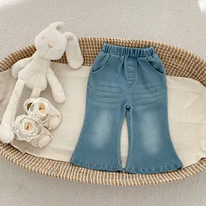 Detailansicht der Schlagjeans für Mädchen mit elastischem Bund und Seitentaschen