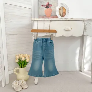 Frühlings-Mädchen Schlagjeans in Hellblau mit elastischem Bund und Retro-Waschung-Stil