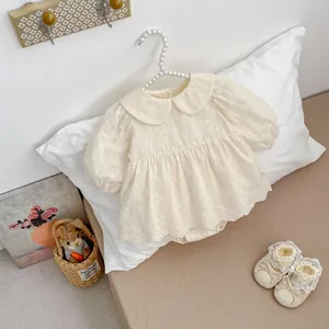 Pagliaccetto neonata color crema con ricami floreali e colletto Peter Pan elegante