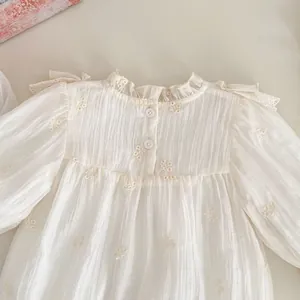 Detailansicht weißer Baby-Body mit Blumenstickerei und feinem Rüschenkragen-Design