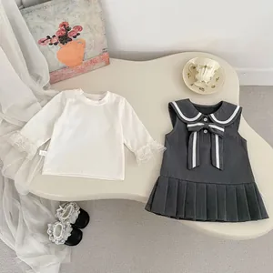 Detalle del vestido de niña con cuello marinero y camisa de algodón con encaje