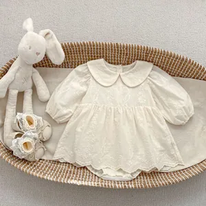 Pagliaccetto a vestito ricamato per neonata con scarpine e peluche a forma di coniglio