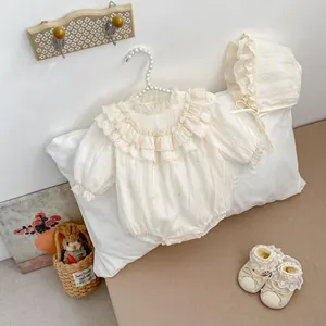 Detailansicht Baby Body Set in Creme mit Spitzenkragen passender Mütze und Schuhen
