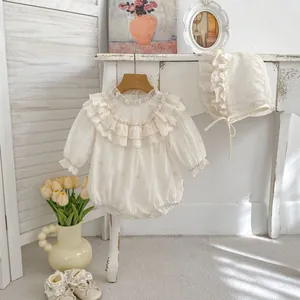 Detailansicht Baby-Strampler in Creme mit Spitzenkragen, Stickerei und passender Mütze