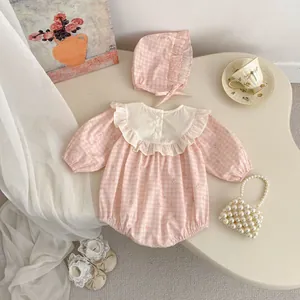 Tutina neonata a quadretti rosa con colletto a balze, cappello e scarpine abbinate