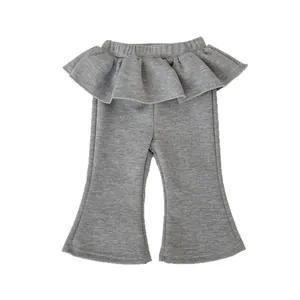 Pantaloni a zampa grigi per bambina con vita a volant e design svasato in maglia morbida
