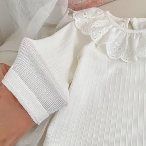 Top blanco de canalé con manga larga para niña con elegante cuello de encaje bordado