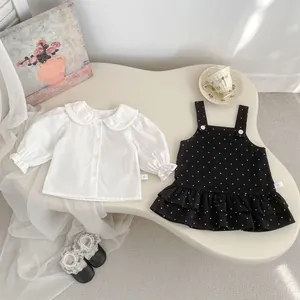 Completo bimba con camicia colletto Peter Pan e abito a salopette a pois con scarpine
