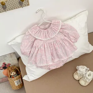 Dettaglio pagliaccetto neonata a fiori rosa con elegante colletto in pizzo a balze
