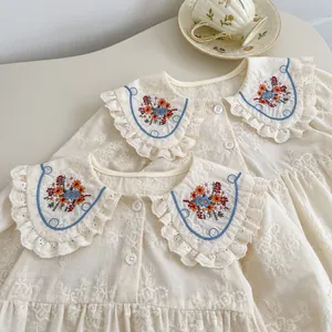 Ensemble body et robe pour bébé avec broderie florale et col Claudine en crème