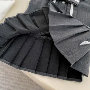 Vestido escolar plisado gris oscuro para niñas con cuello a rayas y textura sarga de primera