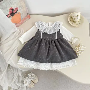 Detalle de elegante cuello de encaje y patrón de lunares en conjunto de vestido de niña