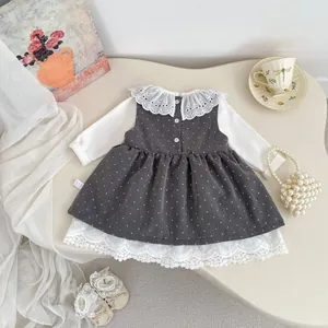 Detalle del conjunto de vestido para niña con lunares, encaje y cuello con volantes