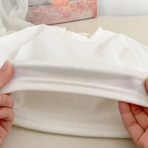 Detalle de la tela de algodón elástico y el acabado duradero de doble costura