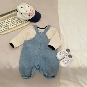 Dettaglio del set salopette di jeans per neonato con maglia a maniche lunghe e accessori