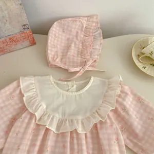 Pagliaccetto neonata a quadri rosa con cappello coordinato e colletto in pizzo floreale