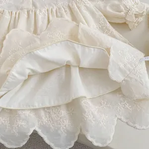 Robe bébé crème brodée avec ourlet festonné et détails floraux superposés taille 73
