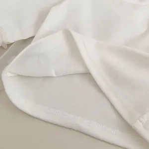 Primer plano detallado del dobladillo de la camiseta de punto blanca con costura fina