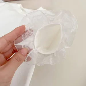 Conjunto de dos piezas para niña con top blanco y puños de encaje con volantes