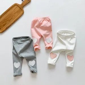 Vue détaillée d'un ensemble de leggings pour bébé avec de jolis patchs aux genoux en cœur
