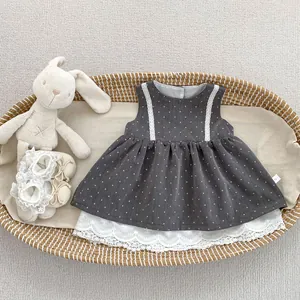 Detalle de vestido de lunares para niña con encaje blanco y etiqueta de talla en la cesta