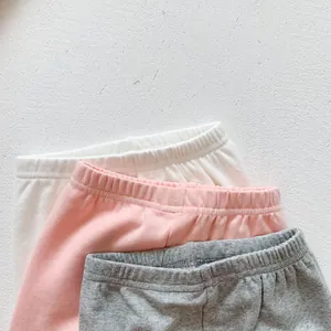 Détail des tailles élastiques sur les leggings en coton pour bébé en blanc, rose, gris