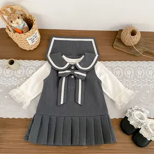 Conjunto de vestido gris estilo académico para bebé con camisa de encaje y boina