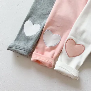 Leggings bébé en coton avec broderie cœur en gris, rose et blanc couleurs pastel