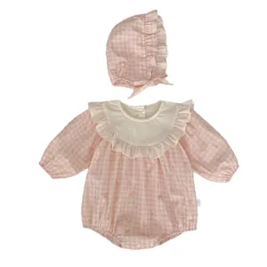 Pagliaccetto neonata a quadretti rosa con ricami floreali e cappellino coordinato