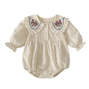Barboteuse beige bébé fille avec broderie florale, col Claudine et manches bouffantes