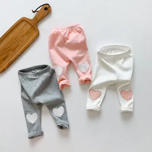 Leggings en coton pour bébé avec broderie cœur en rose, gris et blanc