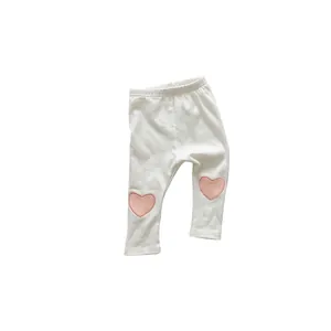 Leggings blancs pour bébés avec broderie cœur rose aux genoux et taille élastique