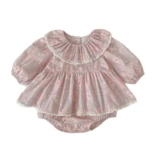 Body vestito a fiori neonata con colletto in pizzo e maniche lunghe su fondo bianco