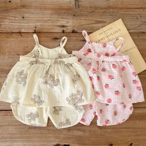 Completo estivo per neonati con stampe di orsetti e fragole in morbido cotone
