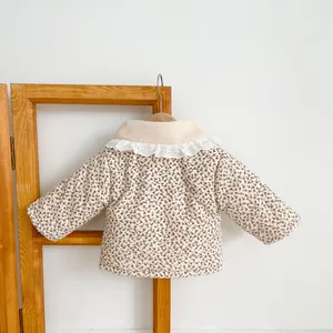 Détail de la veste matelassée fleurie avec col en polaire et bordure en dentelle