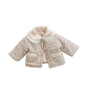 Veste d'hiver fleurie pour bébé avec col en laine d'agneau et détails en dentelle
