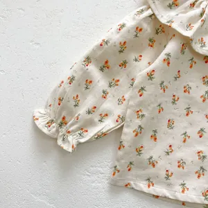 Détail d'un body fleuri pour bébé avec poignets élastiques à volants en coton doux