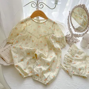 Body neonata a fiori con cappellino coordinato, tutina in cotone a maniche lunghe panna