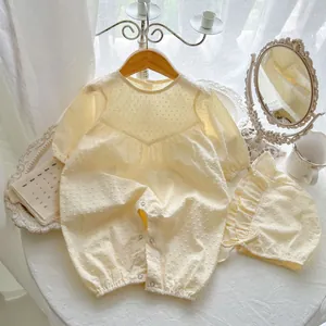 Completo neonata pagliaccetto a maniche lunghe e cappello con volant in bianco crema