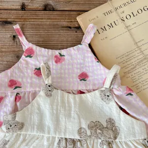 Dettagli completi estivi neonato in cotone con stampe di fragole e orsetti