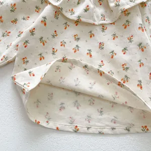 Vue macro détaillée du tissu en coton et lin crème avec imprimé floral orange et coutures nettes
